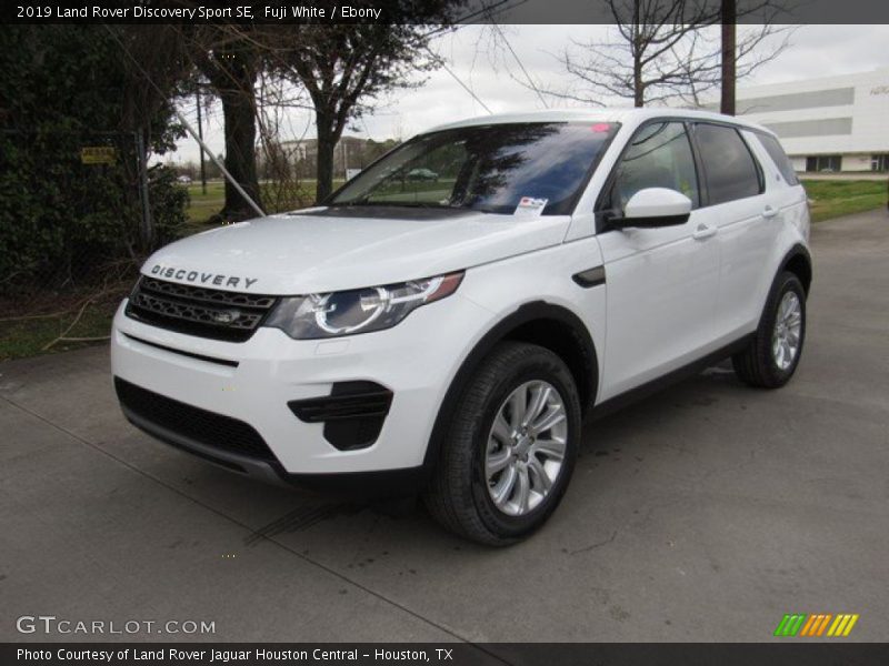 Front 3/4 View of 2019 Discovery Sport SE