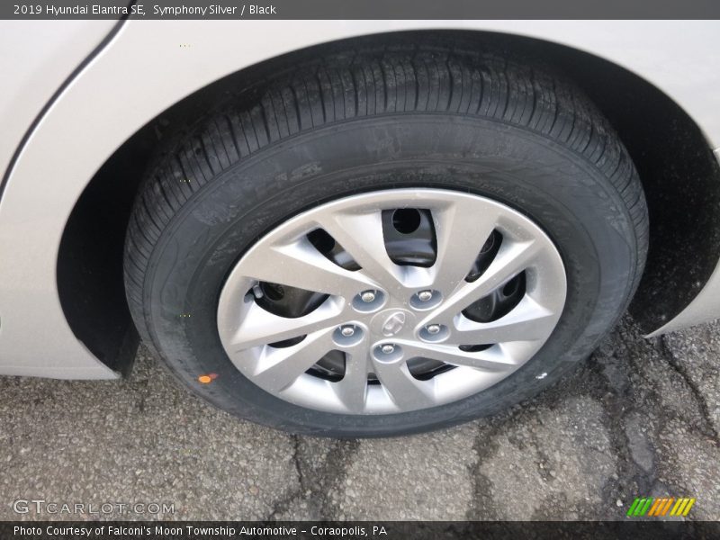 Symphony Silver / Black 2019 Hyundai Elantra SE