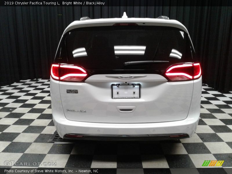 Bright White / Black/Alloy 2019 Chrysler Pacifica Touring L