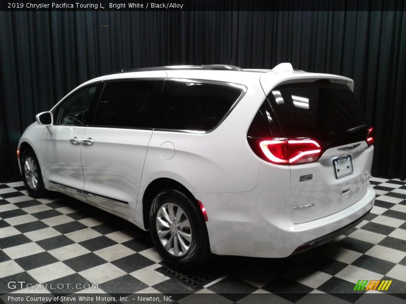 Bright White / Black/Alloy 2019 Chrysler Pacifica Touring L