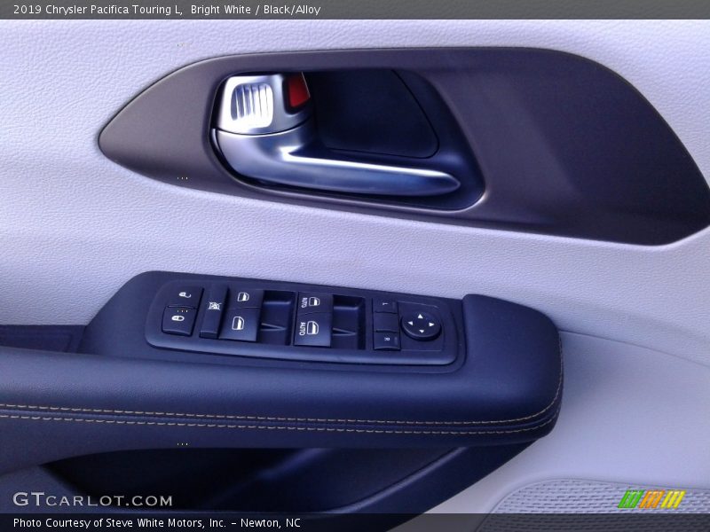 Bright White / Black/Alloy 2019 Chrysler Pacifica Touring L