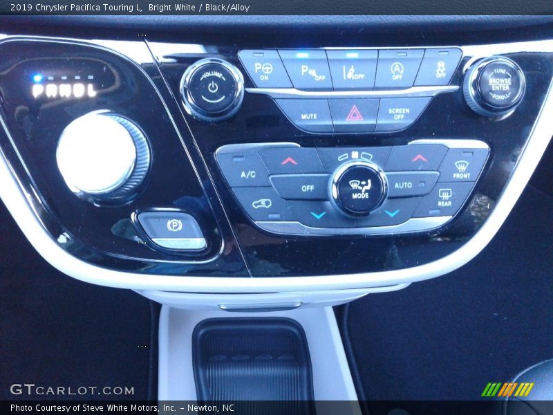 Bright White / Black/Alloy 2019 Chrysler Pacifica Touring L