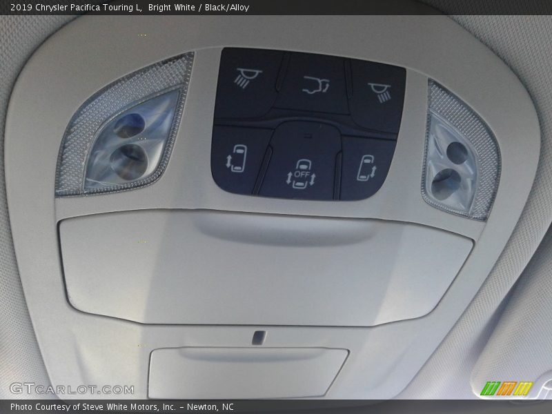 Bright White / Black/Alloy 2019 Chrysler Pacifica Touring L