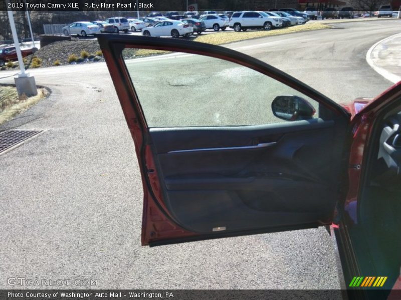 Ruby Flare Pearl / Black 2019 Toyota Camry XLE