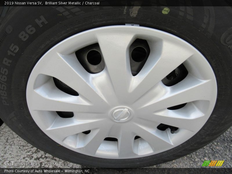Brilliant Silver Metallic / Charcoal 2019 Nissan Versa SV