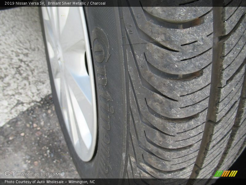 Brilliant Silver Metallic / Charcoal 2019 Nissan Versa SV