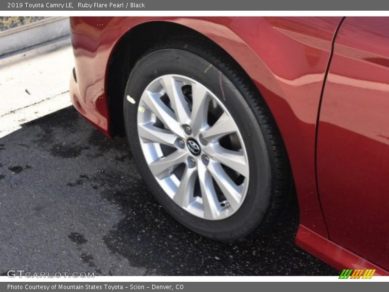 Ruby Flare Pearl / Black 2019 Toyota Camry LE
