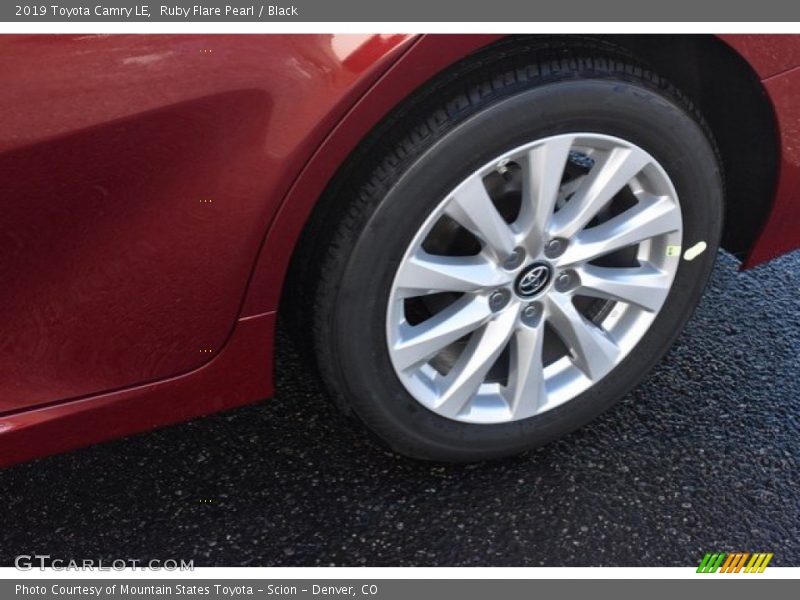 Ruby Flare Pearl / Black 2019 Toyota Camry LE