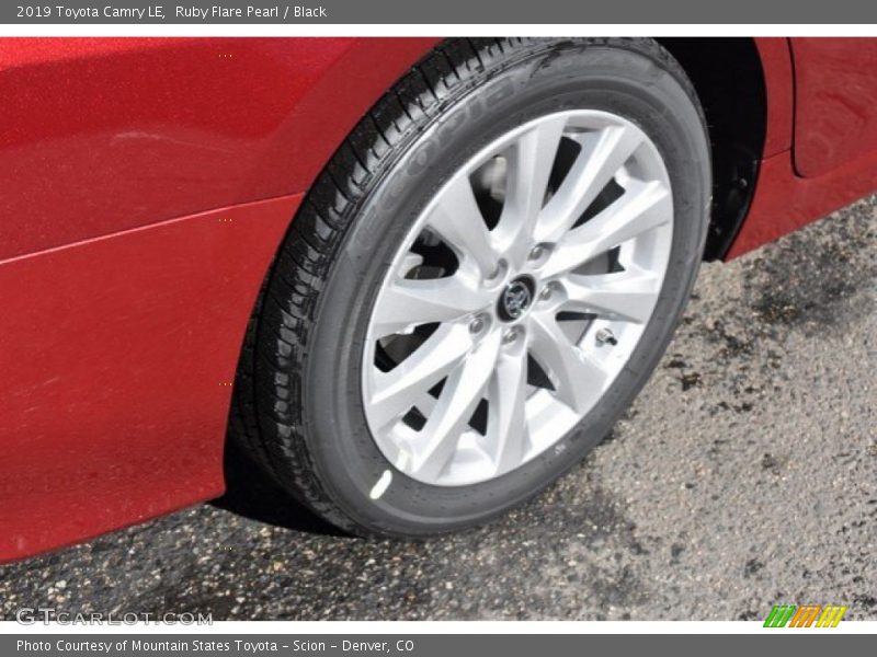 Ruby Flare Pearl / Black 2019 Toyota Camry LE