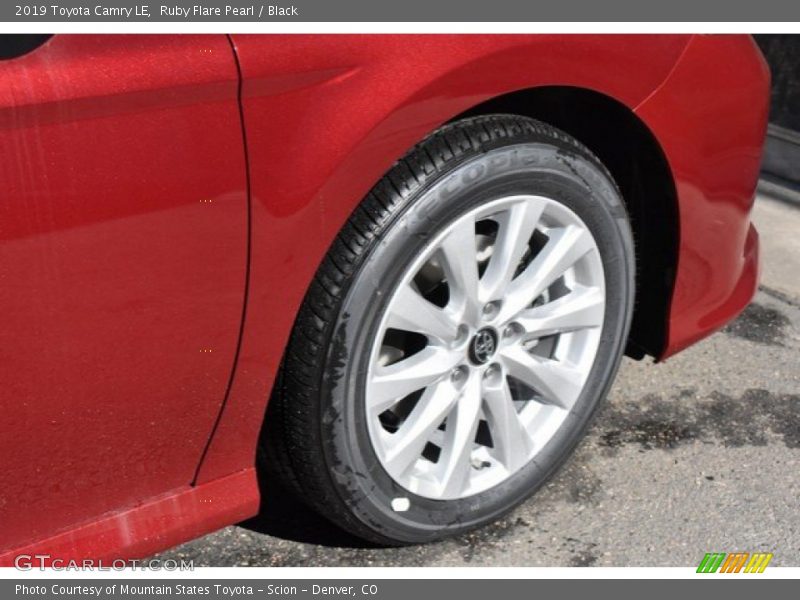 Ruby Flare Pearl / Black 2019 Toyota Camry LE
