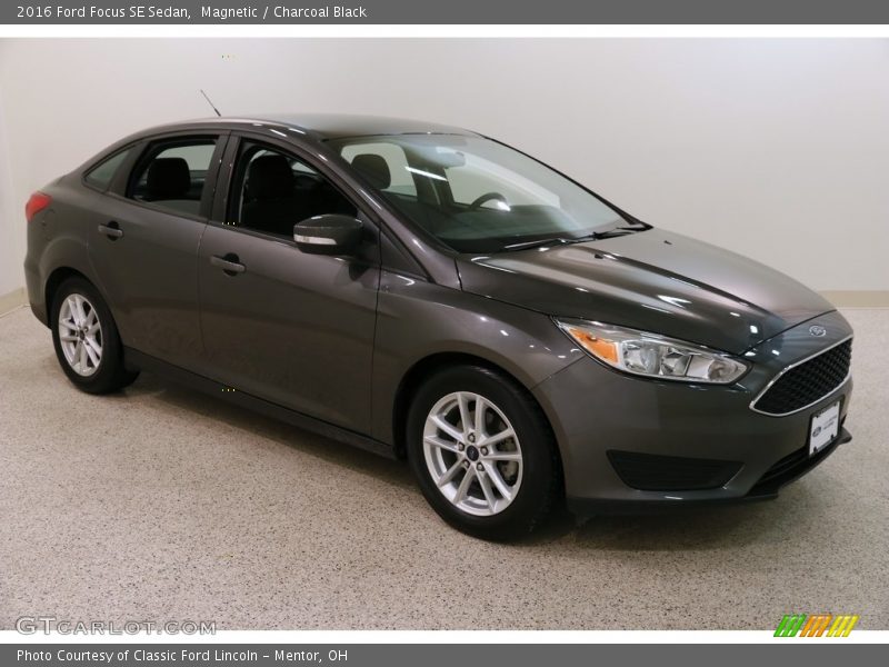 Magnetic / Charcoal Black 2016 Ford Focus SE Sedan