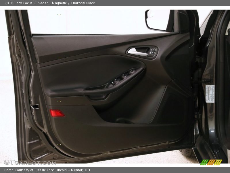 Magnetic / Charcoal Black 2016 Ford Focus SE Sedan