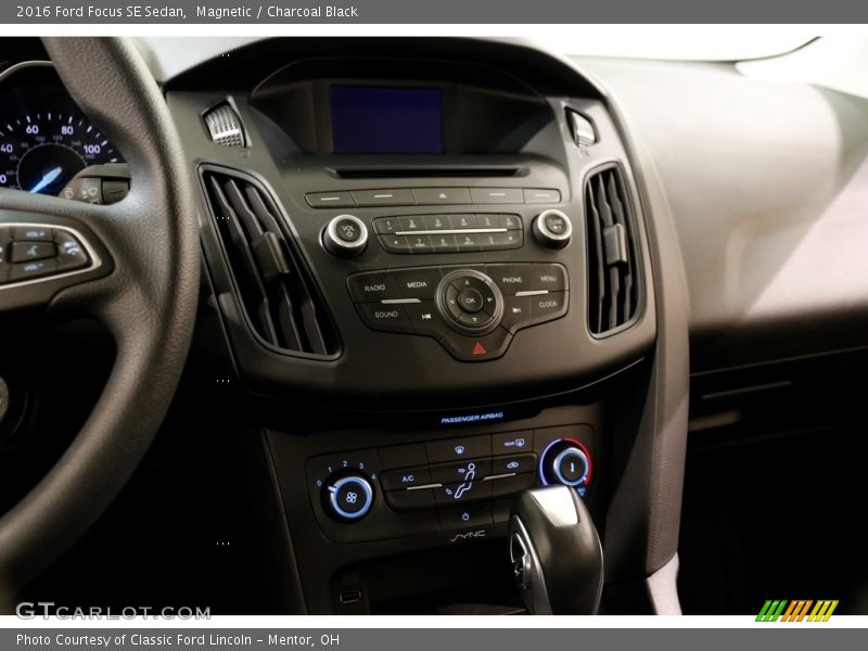 Magnetic / Charcoal Black 2016 Ford Focus SE Sedan