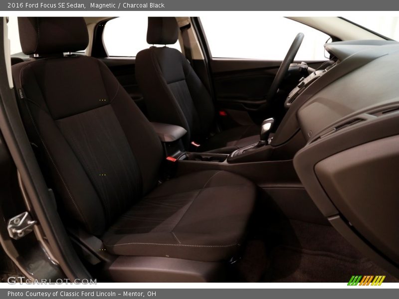 Magnetic / Charcoal Black 2016 Ford Focus SE Sedan