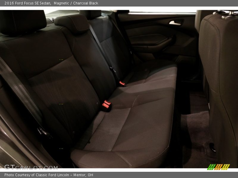 Magnetic / Charcoal Black 2016 Ford Focus SE Sedan