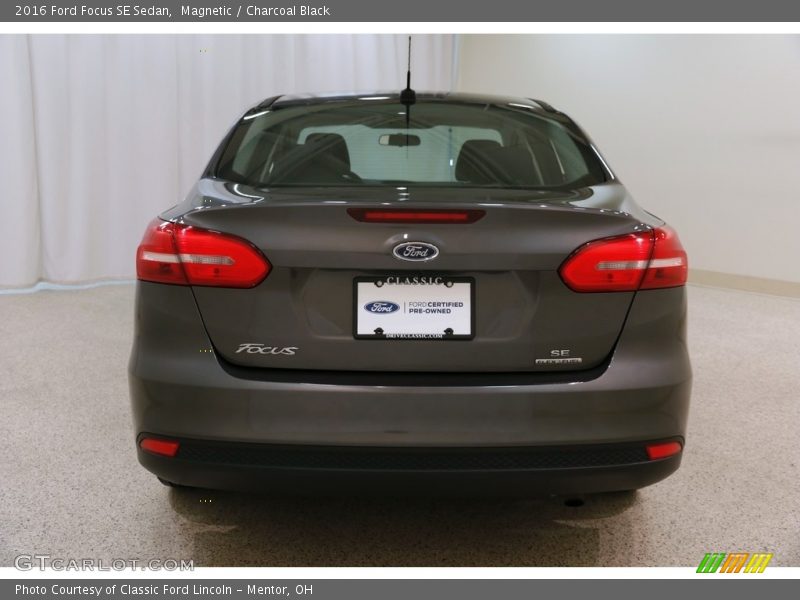 Magnetic / Charcoal Black 2016 Ford Focus SE Sedan