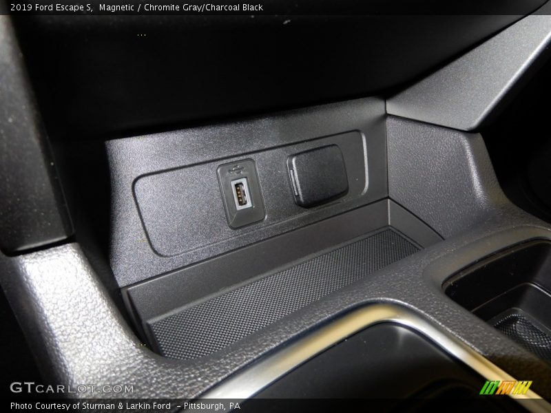 Magnetic / Chromite Gray/Charcoal Black 2019 Ford Escape S