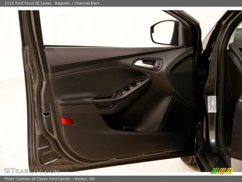 Magnetic / Charcoal Black 2016 Ford Focus SE Sedan