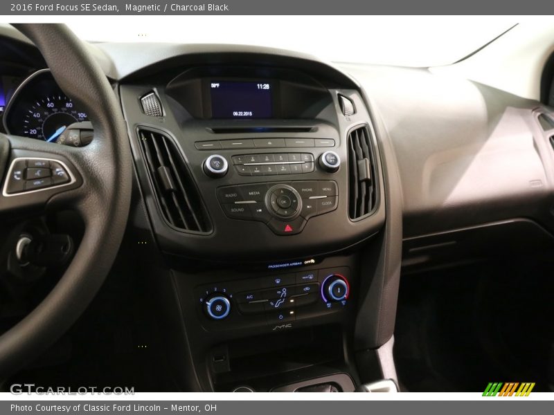 Magnetic / Charcoal Black 2016 Ford Focus SE Sedan