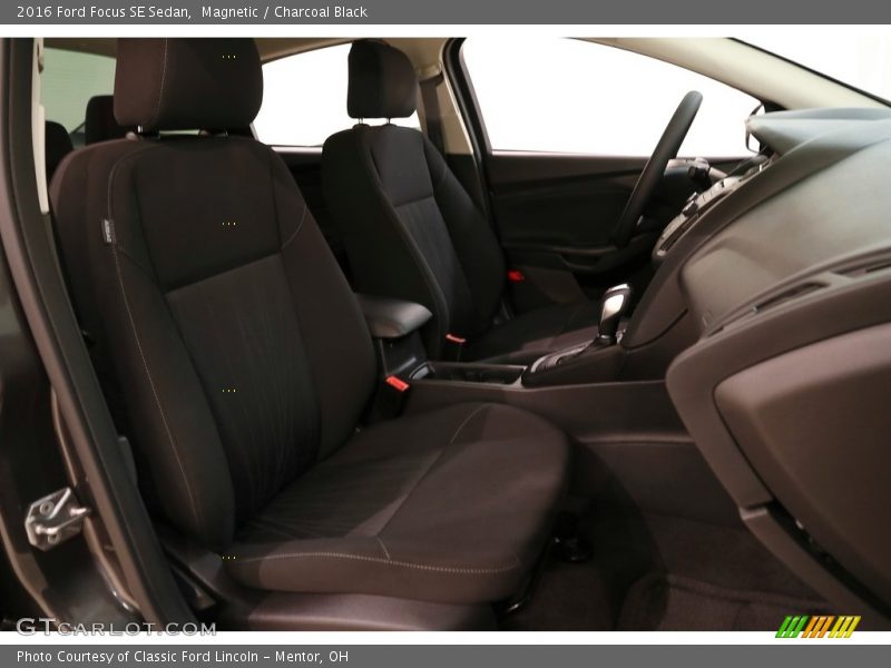 Magnetic / Charcoal Black 2016 Ford Focus SE Sedan