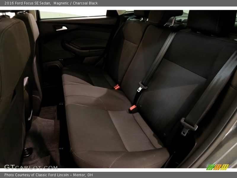 Magnetic / Charcoal Black 2016 Ford Focus SE Sedan