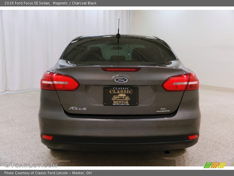 Magnetic / Charcoal Black 2016 Ford Focus SE Sedan