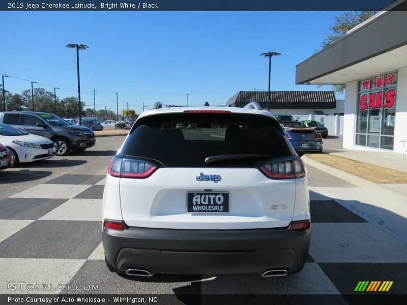 Bright White / Black 2019 Jeep Cherokee Latitude