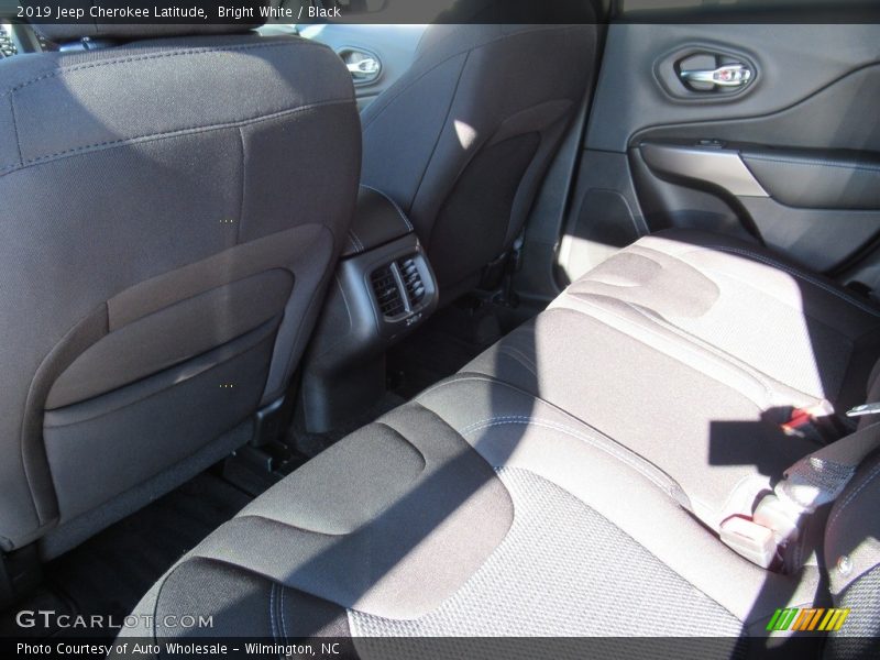 Bright White / Black 2019 Jeep Cherokee Latitude