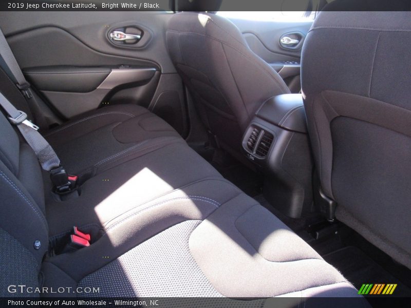 Bright White / Black 2019 Jeep Cherokee Latitude