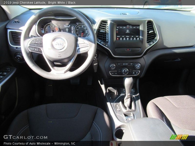 Bright White / Black 2019 Jeep Cherokee Latitude