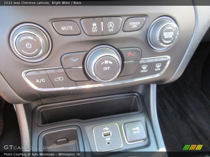 Bright White / Black 2019 Jeep Cherokee Latitude