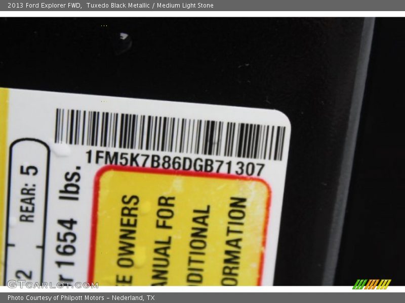 Tuxedo Black Metallic / Medium Light Stone 2013 Ford Explorer FWD