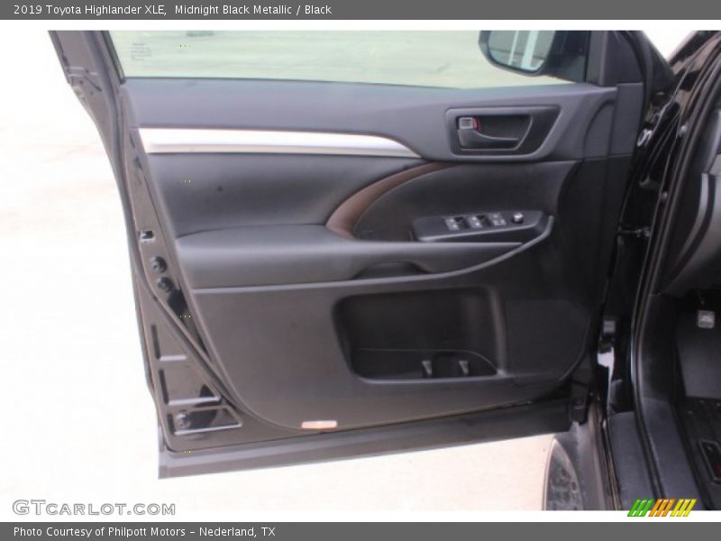 Midnight Black Metallic / Black 2019 Toyota Highlander XLE