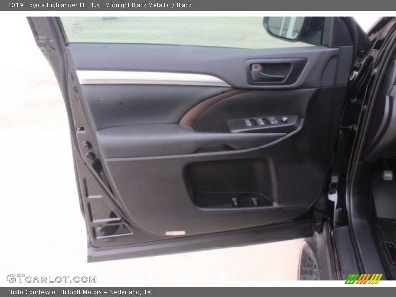 Midnight Black Metallic / Black 2019 Toyota Highlander LE Plus