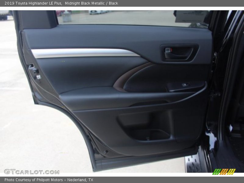 Midnight Black Metallic / Black 2019 Toyota Highlander LE Plus