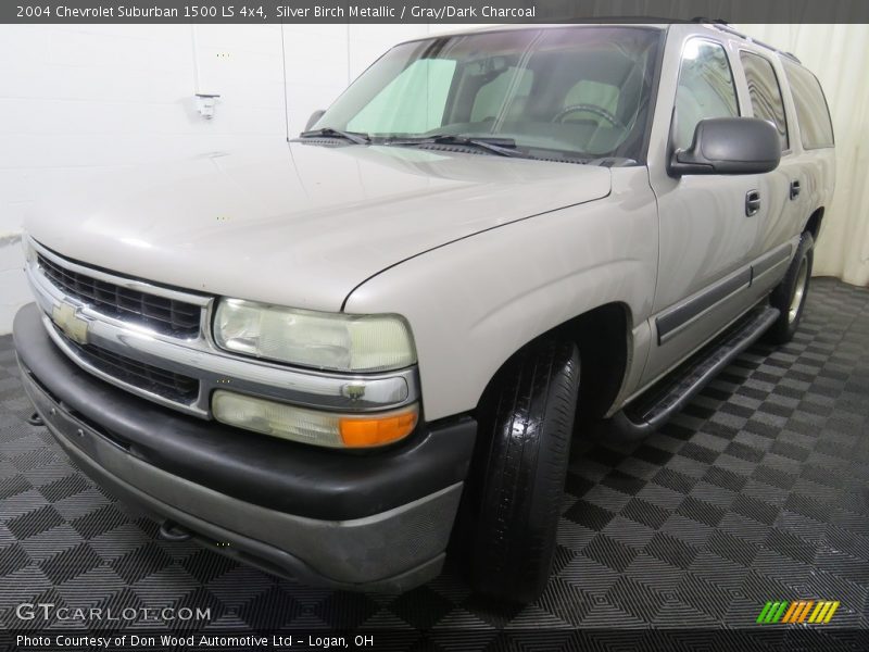 Silver Birch Metallic / Gray/Dark Charcoal 2004 Chevrolet Suburban 1500 LS 4x4