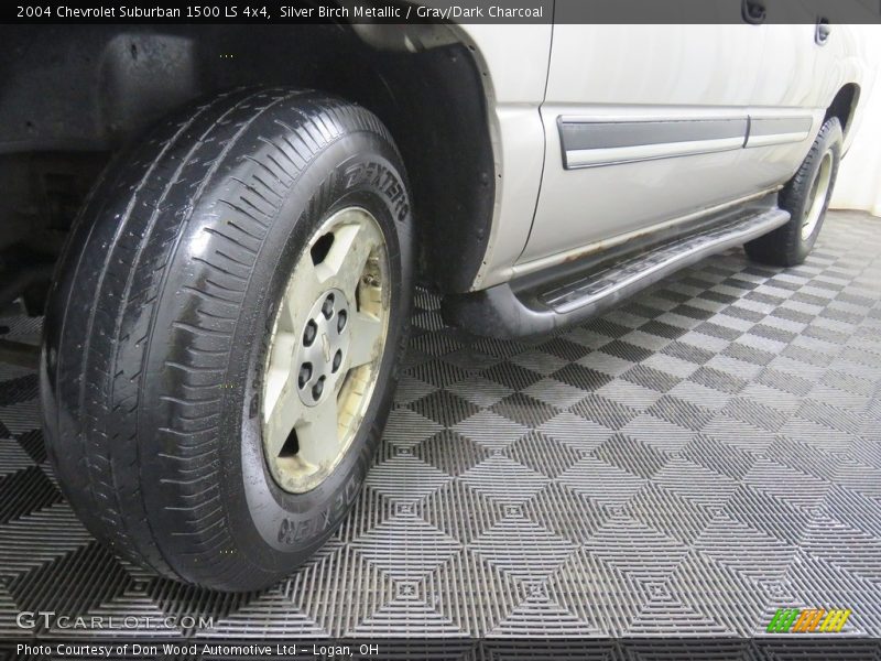Silver Birch Metallic / Gray/Dark Charcoal 2004 Chevrolet Suburban 1500 LS 4x4