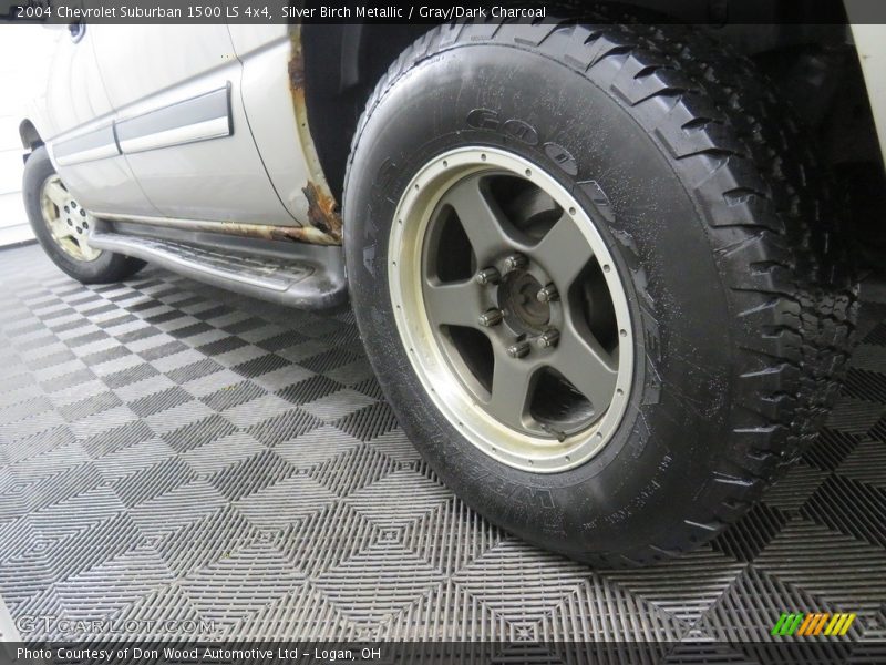 Silver Birch Metallic / Gray/Dark Charcoal 2004 Chevrolet Suburban 1500 LS 4x4