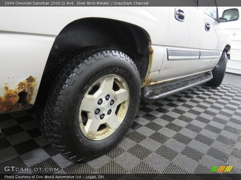 Silver Birch Metallic / Gray/Dark Charcoal 2004 Chevrolet Suburban 1500 LS 4x4