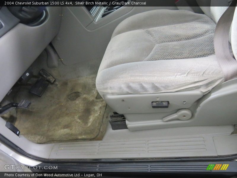 Silver Birch Metallic / Gray/Dark Charcoal 2004 Chevrolet Suburban 1500 LS 4x4