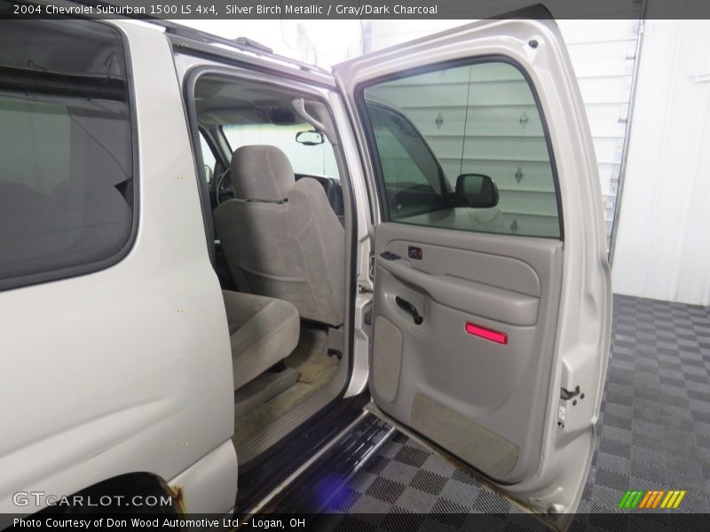 Silver Birch Metallic / Gray/Dark Charcoal 2004 Chevrolet Suburban 1500 LS 4x4