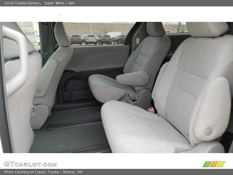 Super White / Ash 2019 Toyota Sienna L