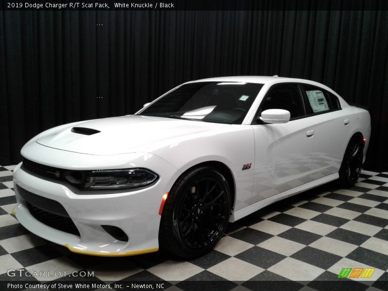 Front 3/4 View of 2019 Charger R/T Scat Pack