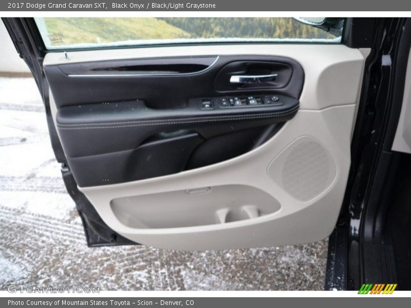 Black Onyx / Black/Light Graystone 2017 Dodge Grand Caravan SXT