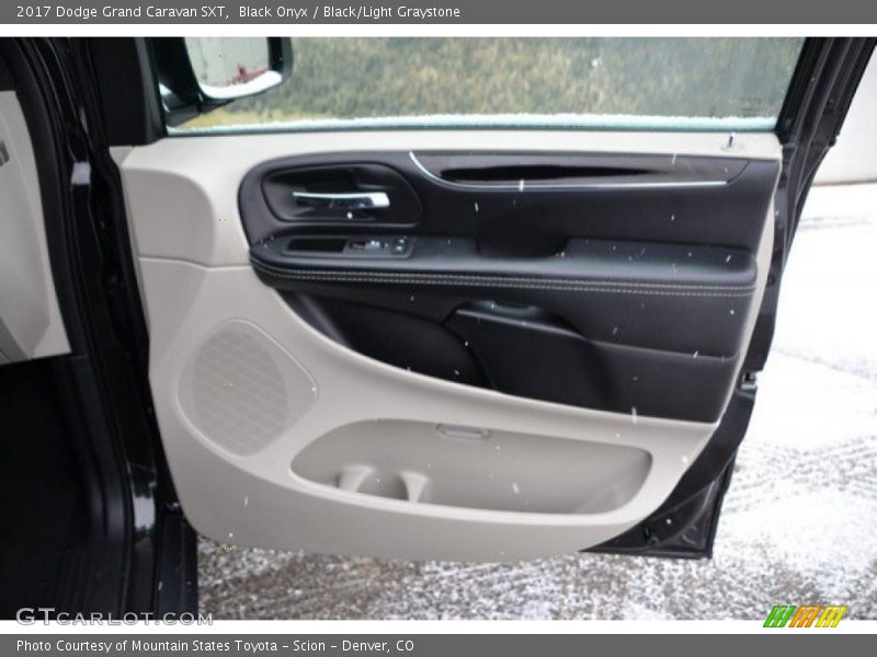 Black Onyx / Black/Light Graystone 2017 Dodge Grand Caravan SXT