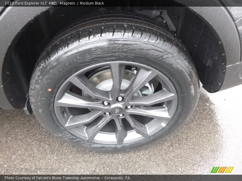 Magnetic / Medium Black 2019 Ford Explorer XLT 4WD