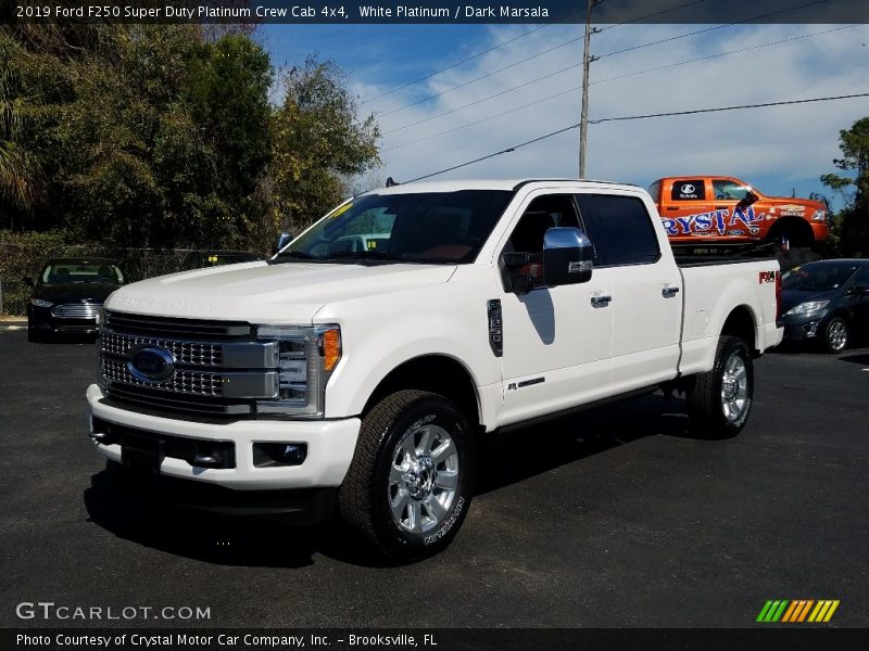 Front 3/4 View of 2019 F250 Super Duty Platinum Crew Cab 4x4