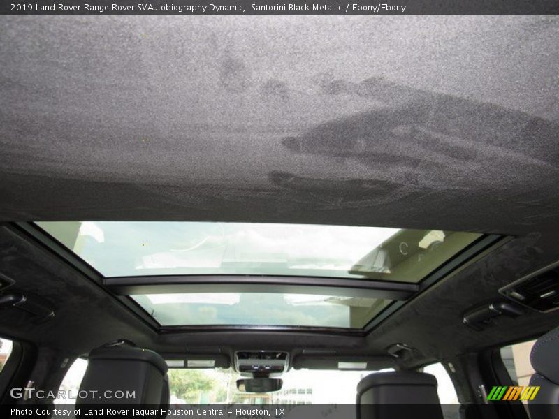 Sunroof of 2019 Range Rover SVAutobiography Dynamic