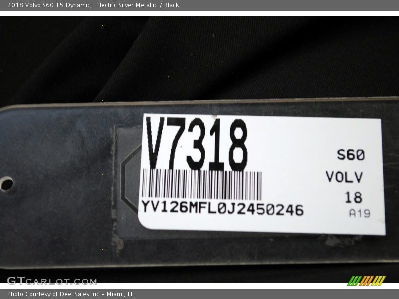 Electric Silver Metallic / Black 2018 Volvo S60 T5 Dynamic