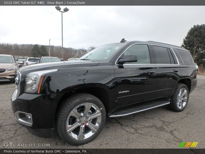 Front 3/4 View of 2019 Yukon SLT 4WD